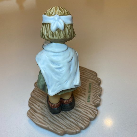 Vintage 1996 Goebel Berta Hummel Vet Figurine "Tender Loving Care" BH 25 - Picture 4 of 5